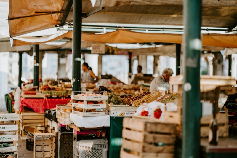 Cagettes de légumes variés au marché